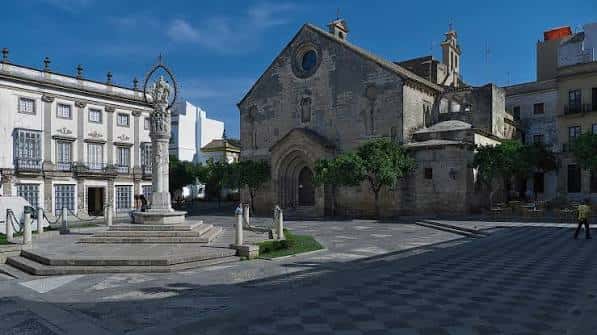 Vista panorámica de la Plaza de la Asunción con la Iglesia de San Francisco y el monumento a la Virgen