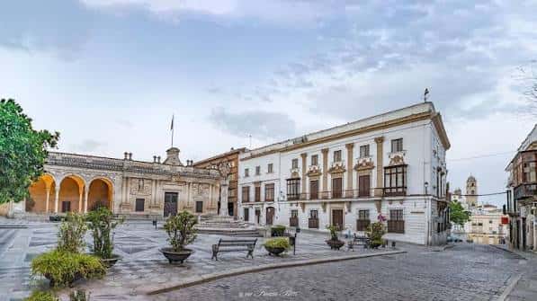 Plaza de la Asunción al atardecer mostrando el Ayuntamiento y el patio del Palacio de los Duques de Montpensier