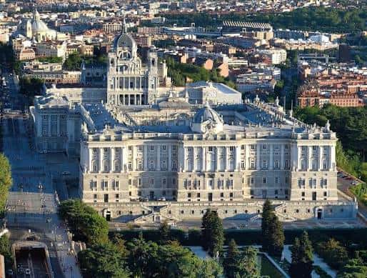 Vista aérea del Palacio Real de Madrid con su fachada principal y los jardines circundantes