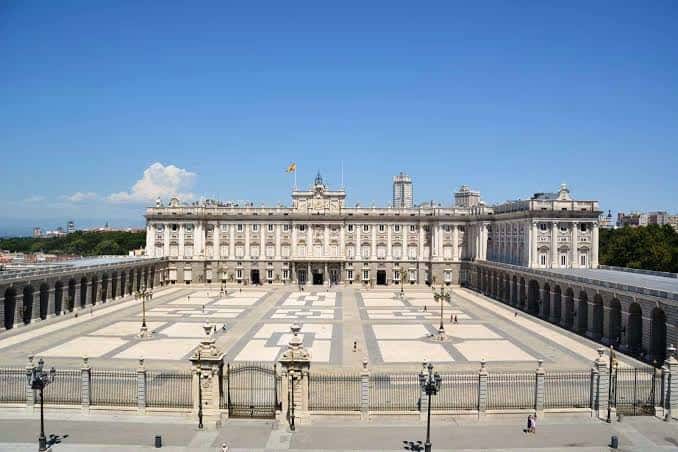 Plaza de la Armería frente al Palacio Real bajo un cielo despejado
