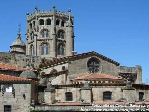 Fachada exterior de la Catedral de Ourense bajo cielo azul