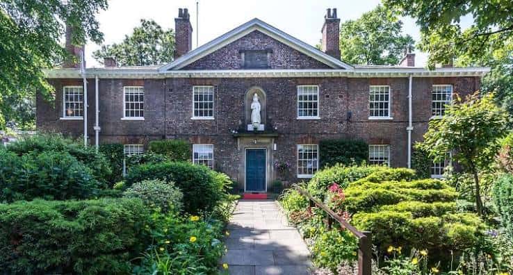 Fachada principal de Middletons Hotel con jardín delantero y arquitectura histórica