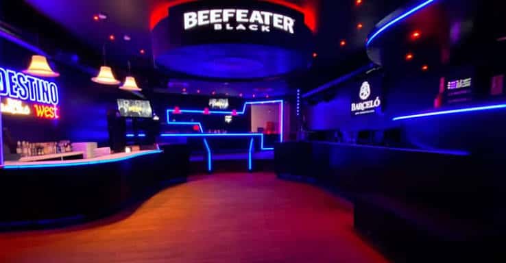Interior del bar Destino West con iluminación LED azul y roja