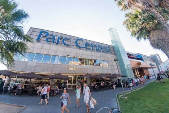 Vista exterior del Centro Comercial Parc Central con su fachada y zona de terrazas