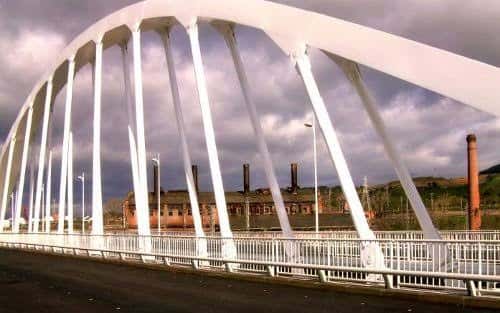 Detalle arquitectónico del arco blanco del Puente del Centenario