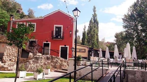 Vista exterior del Recreo Peral con terraza y mesas preparadas para eventos