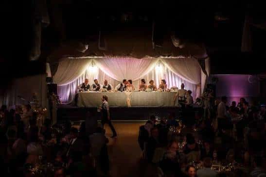 Cena de gala en el salón principal con la mesa presidencial iluminada