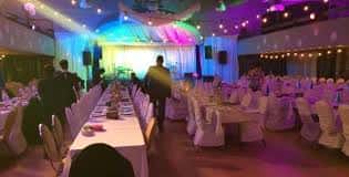Interior del centro comunitario con iluminación ambiental colorida para fiesta