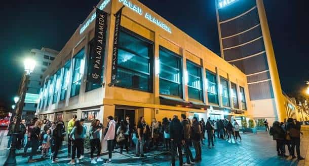 Exterior del Palau Alameda por la noche con cola de asistentes
