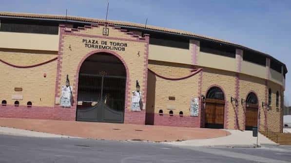 Fachada principal de la Plaza de Toros de Torremolinos con letrero y arcos decorativos