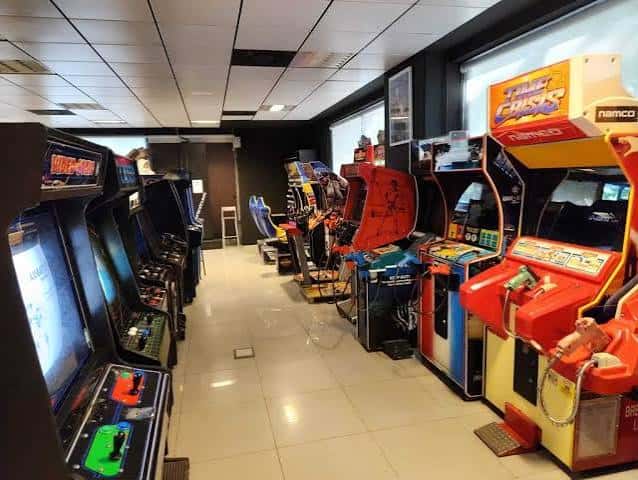 Interior de Factoría Retro mostrando una fila de máquinas recreativas retro