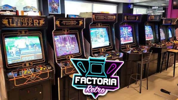 Sala de videojuegos con consolas arcade y el logo del local