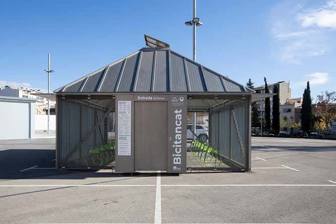 Estructura moderna del aparcamiento de bicicletas Bicitancat en el complejo de Can Feu
