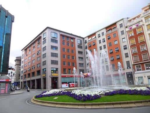 Vista panorámica de la Plaza de Julio Lazúrtegui con fuente central y edificios modernos