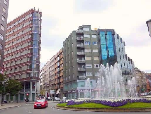 Plaza de Julio Lazúrtegui en Ponferrada con fuentes activas y arquitectura contemporánea