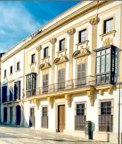 Fachada principal del Palacio de San Dionisio con arquitectura clásica y balcones