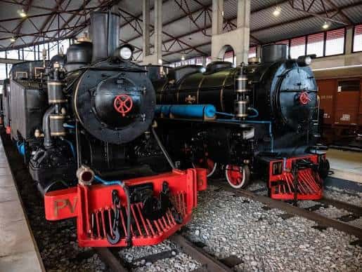 Dos locomotoras de vapor expuestas en el interior del museo