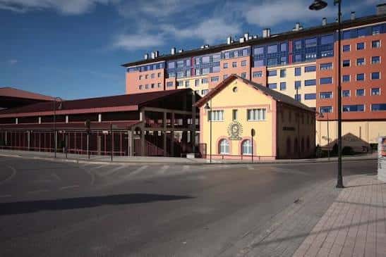 Fachada exterior del Museo del Ferrocarril con edificio amarillo y andenes