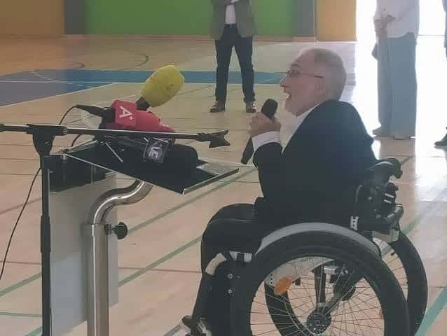 Interior del pabellón mostrando el suelo de madera y zona deportiva