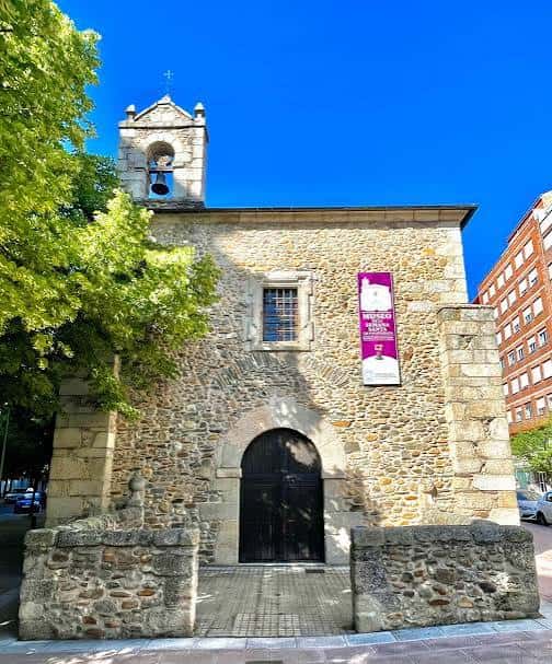Fachada principal de la Ermita de San Antonio en Ponferrada con cielo azul y detalles arquitectónicos