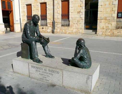 Monumento al Maestro en la Plaza de la Inmaculada