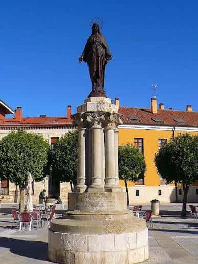 Estatua de la Virgen de la Inmaculada Concepción en el centro de la plaza