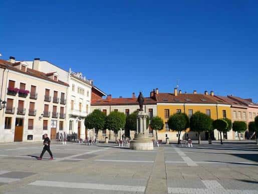 Vista panorámica de la Plaza de la Inmaculada con edificios históricos y árboles