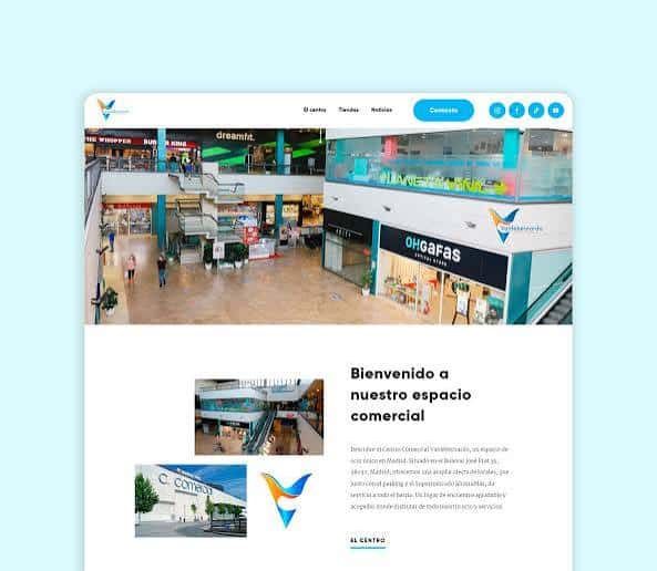 Interior del centro comercial mostrando la zona de tiendas y escaleras mecánicas
