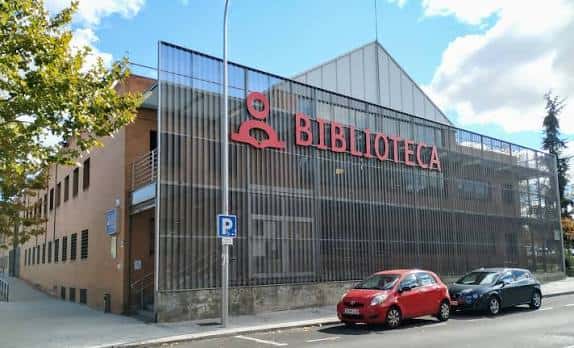 Fachada exterior de la Biblioteca Pública Municipal Gabriel García Márquez con letrero rojo