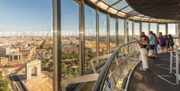 Interior de la plataforma de observación del Faro con vistas panorámicas a Madrid y visitantes disfrutando de las vistas