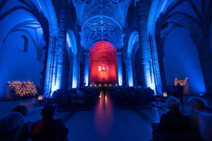 Interior de la iglesia iluminado para un evento cultural durante el festival BAS