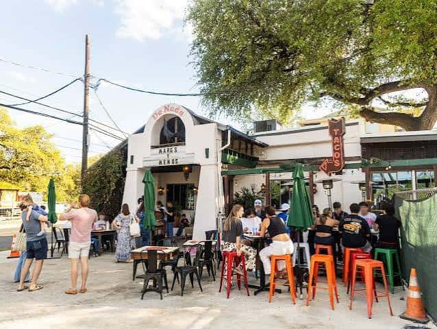 Vista exterior del restaurante De Nada Cantina con terraza y clientes