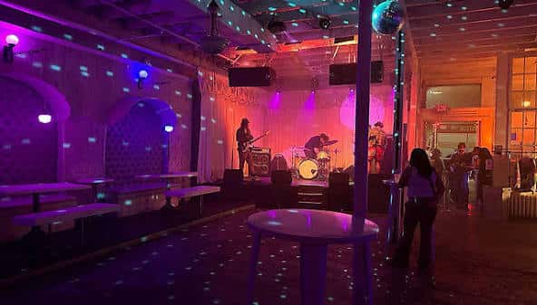 Interior del local con banda en vivo y ambiente festivo