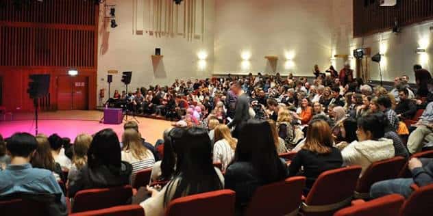 Público asistiendo a un evento en el Sir Jack Lyons Concert Hall durante la noche