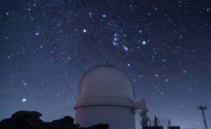 Observatorio iluminado por las estrellas en una noche clara