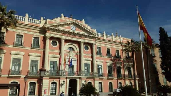 Fachada principal del Ayuntamiento de Murcia bajo cielo azul despejado