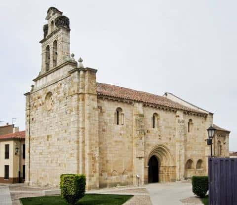 Fachada principal de la Iglesia de San Bernabé con su torre campanario y jardín frontal