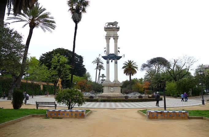 Monumento central con palmeras en el parque