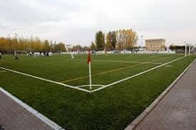 Vista general del campo de fútbol con césped artificial y líneas blancas marcadas