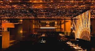 Vista panorámica del interior del club con iluminación cálida