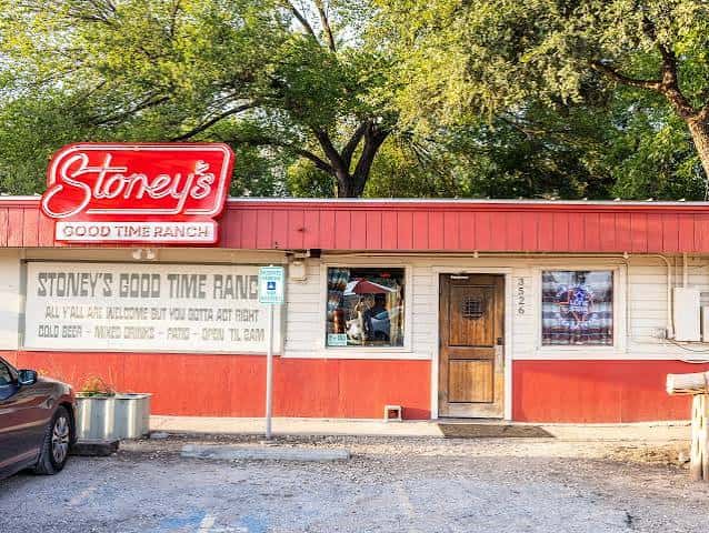 Vista exterior del Stoney's Good Time Ranch con su distintivo letrero rojo y fachada blanca