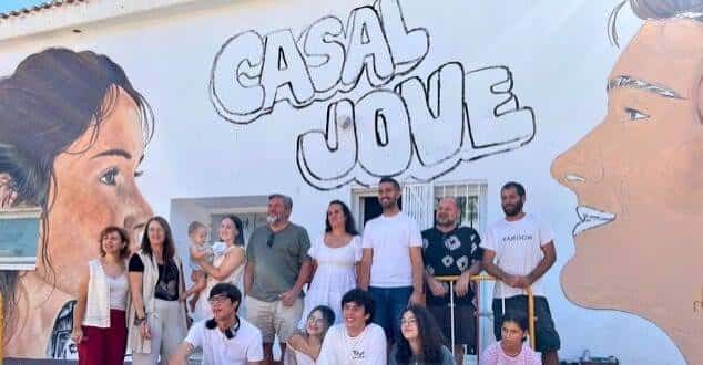 Exterior del edificio con el mural 'Casal Jove' y grupo de personas en la entrada