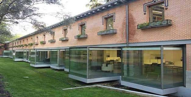 Vista exterior de la Biblioteca Eugenio Trías con su fachada de ladrillo y amplias ventanas de cristal