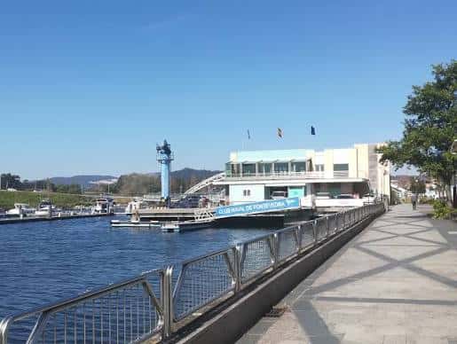 Panorámica del club desde el paseo marítimo, mostrando su ubicación junto al puerto