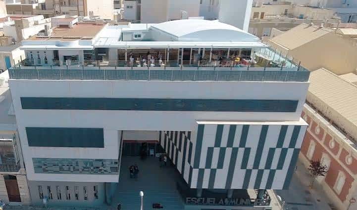 Vista aérea del edificio de EMMA mostrando su terraza superior y entrada principal