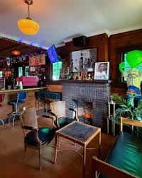 Interior acogedor del bar con chimenea y barra