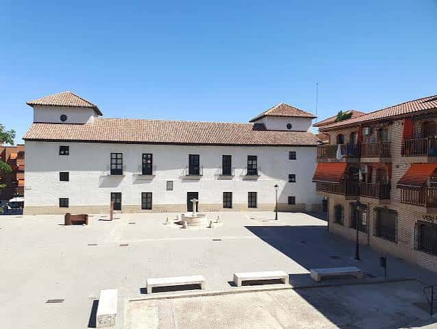 Vista general de la Plaza de la Amistad entre los Pueblos con el edificio principal y fuentes