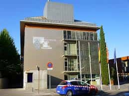 Vista exterior del Ayuntamiento de Boadilla del Monte con fachada moderna y cielo despejado