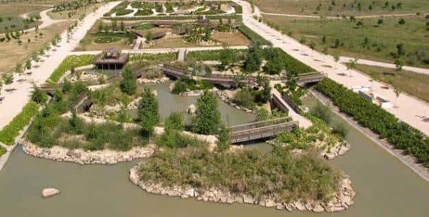 Paisaje con lagunas y puentes de madera en el parque