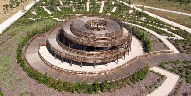 Mirador circular de madera rodeado de senderos y vegetación